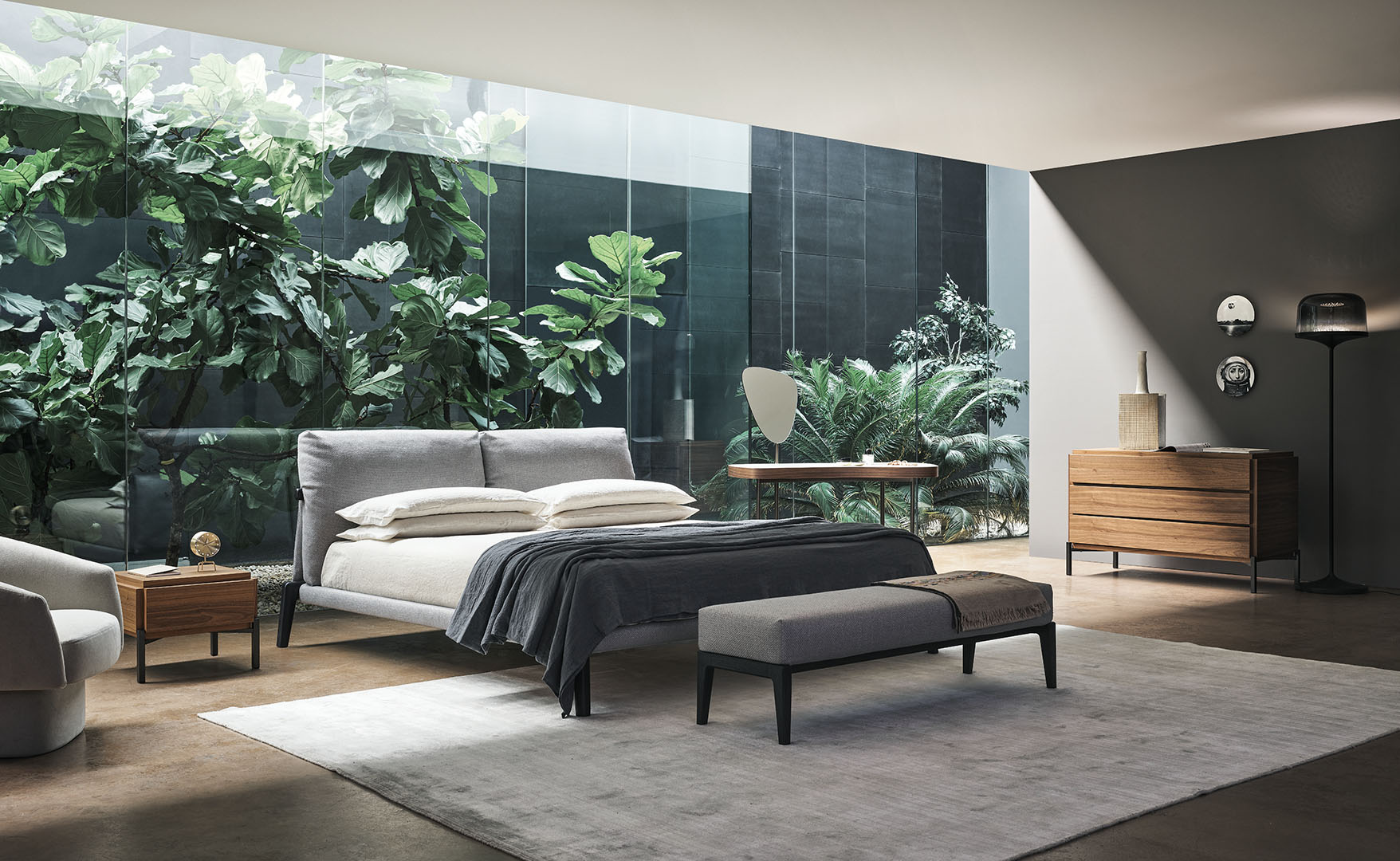 Ložnice spojuje moderní design s přírodními prvky, nabízí perfektní útočiště pro odpočinek v obklopení rostlin.