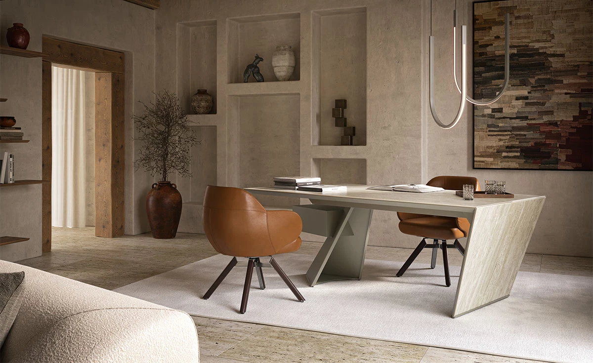 Pracovní kout plný přírodních materiálů, textur a barev. Designový stůl a kožená židle dotvářejí prostor pro kreativitu ve spojení s uměním a rustikální elegancí.