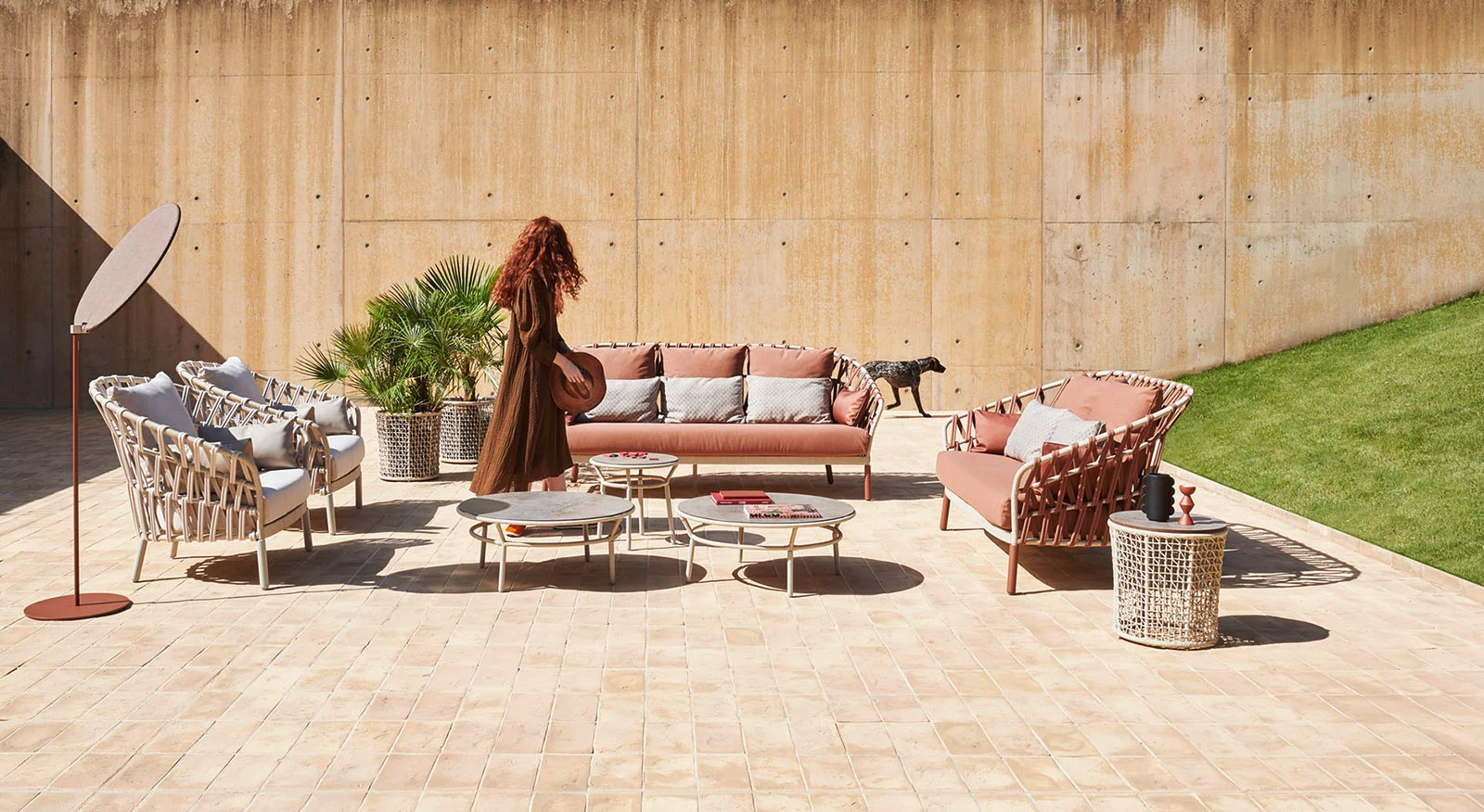 Harmonie designu a přírody - kolekce Emma Cross od Varaschin v teplých růžových tónech harmonicky doplňují minimalistické prostředí s betonovou stěnou. Elegantní nábytek vytváří dokonalé místo pro odpočinek a přitom zůstává v souladu s přírodou. Tento venkovní set-up poskytuje ideální prostor nejen pro relaxaci, ale i pro stylové společenské setkání. 
