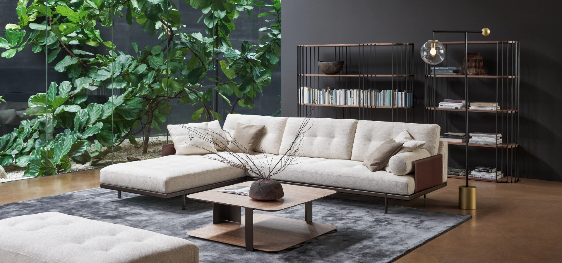 Stylový obývací pokoj s elegantní sedací soupravou Maxmilian, minimalistickou knihovnou Arpa, moderním světlem Bardot a sofistikovaným konferenčním stolkem Paddle, vše od prestižního výrobce Bonaldo